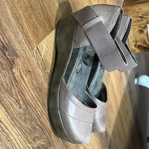 OTBT Wander Out Closed Toe Leather Wedge Sandal - Picture 5 of 7